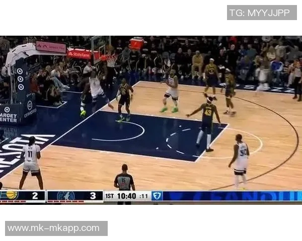 爱德华兹精彩突破拉杆换手上篮展现超强观赏性引发全场欢呼